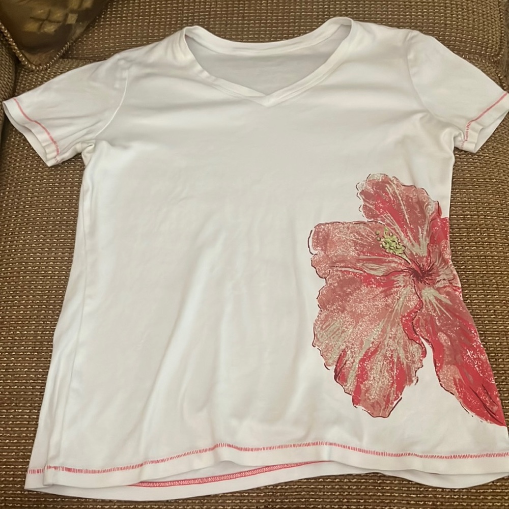 Eddie Bauer flower accent size M tee